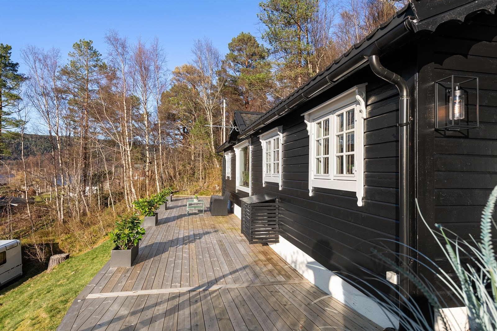 Her har du plass til flere sittegrupper der du kan kose deg i solveggen. Galleribilde