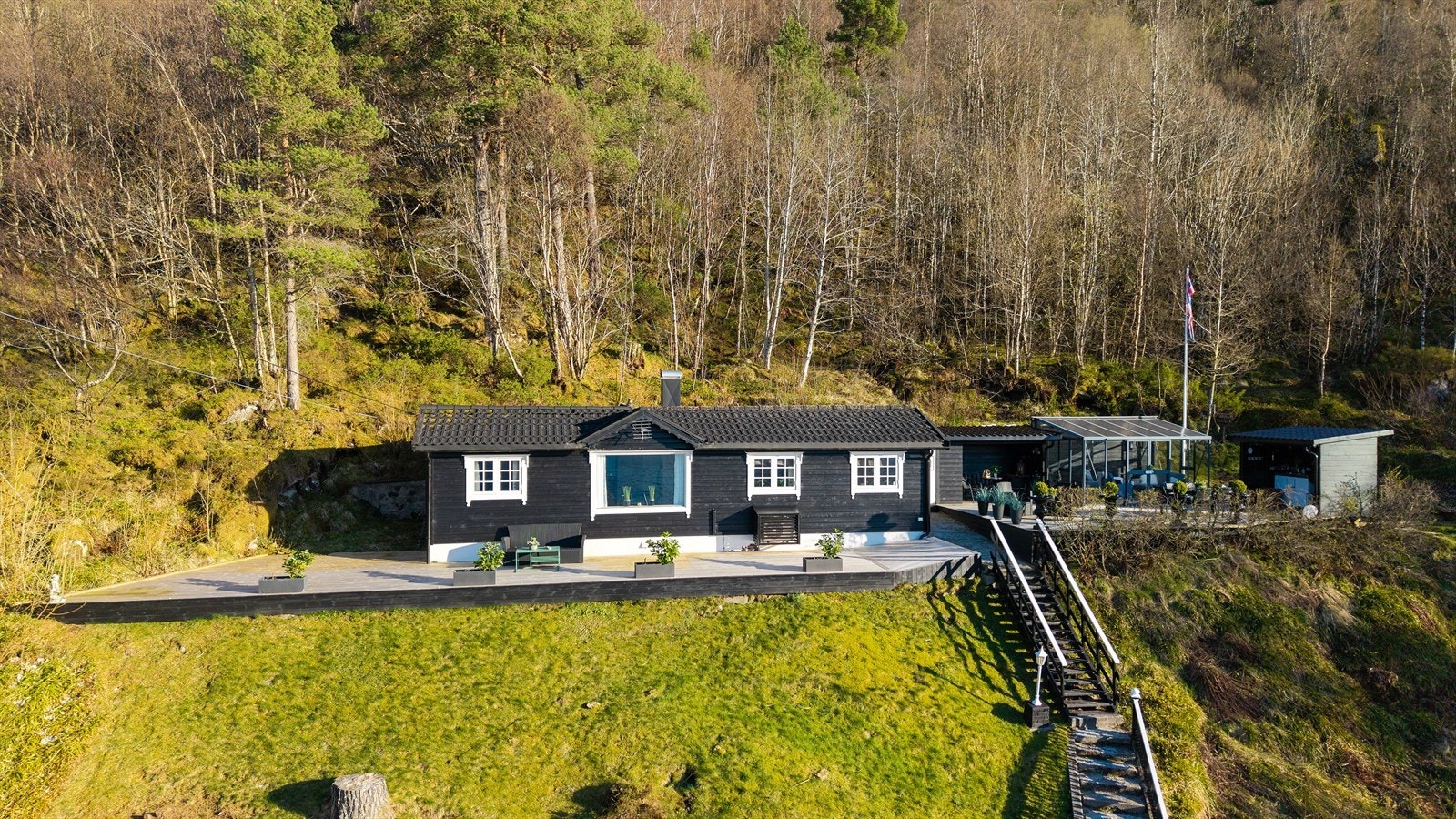 Velkommen til Vasstrandvegen 280 presentert av Marianne Stenseth v/Eiendomsmegler Vest! Galleribilde
