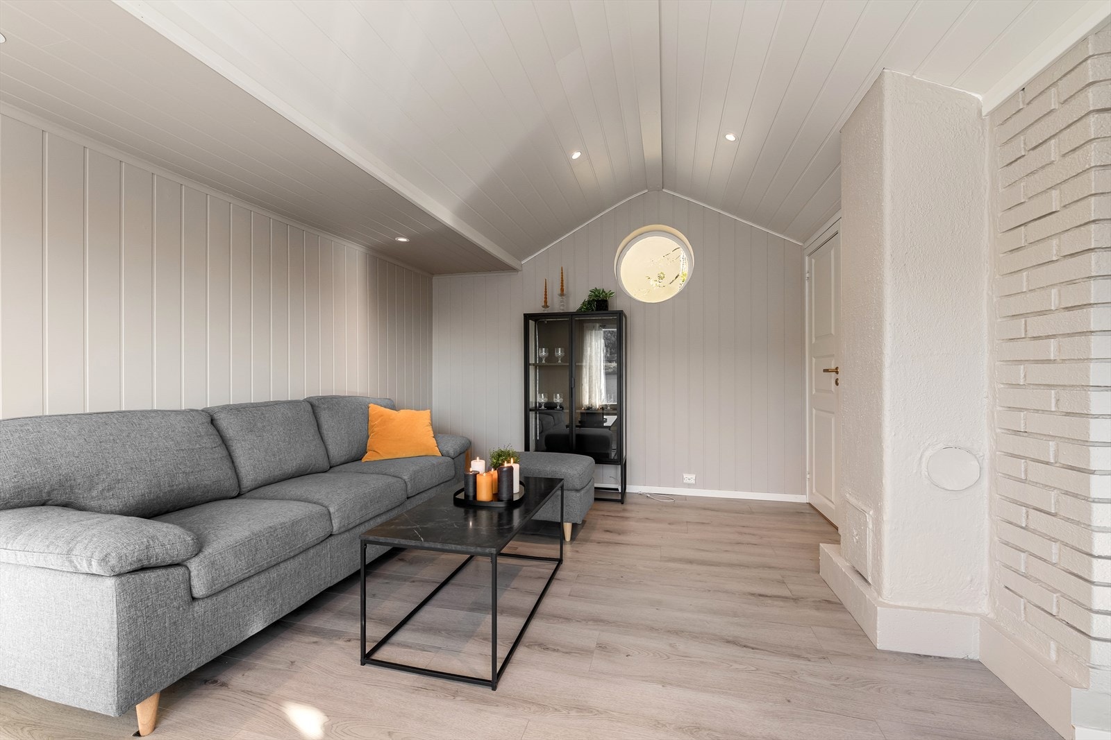 Her har du god plass til sofa og sofabord samt TV dersom ønskelig. Galleribilde
