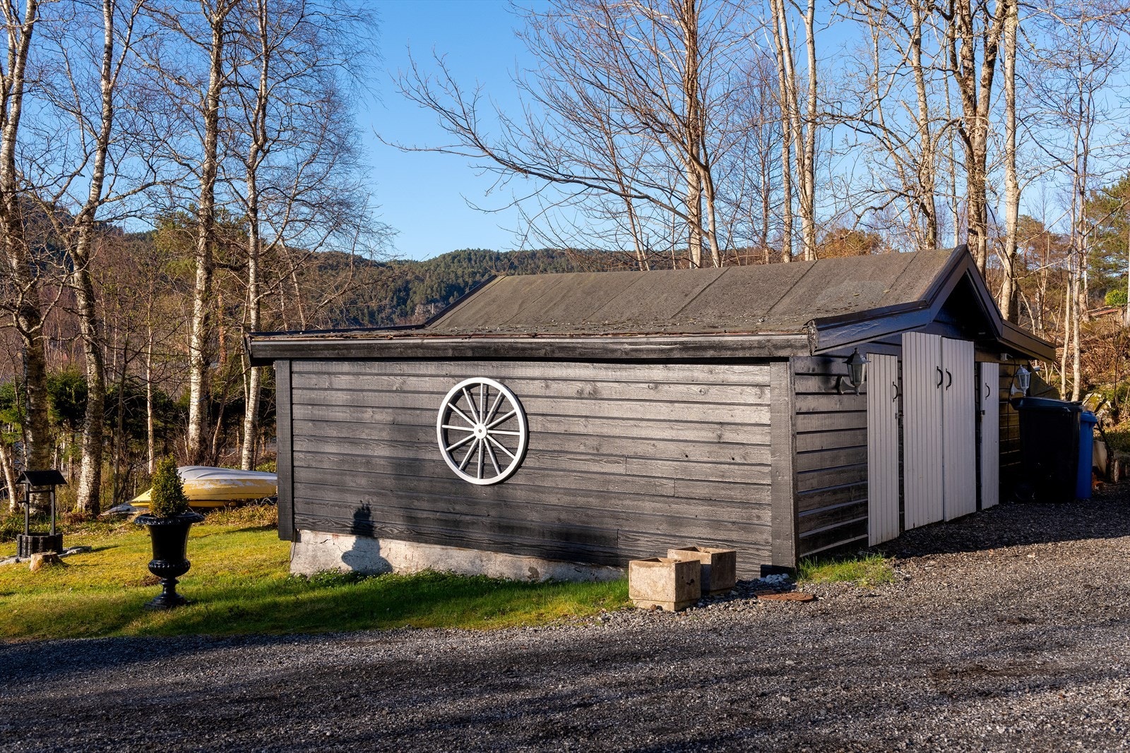 Eldre garasje/uthus med 3 innvendige boder og innlagt strøm. Galleribilde