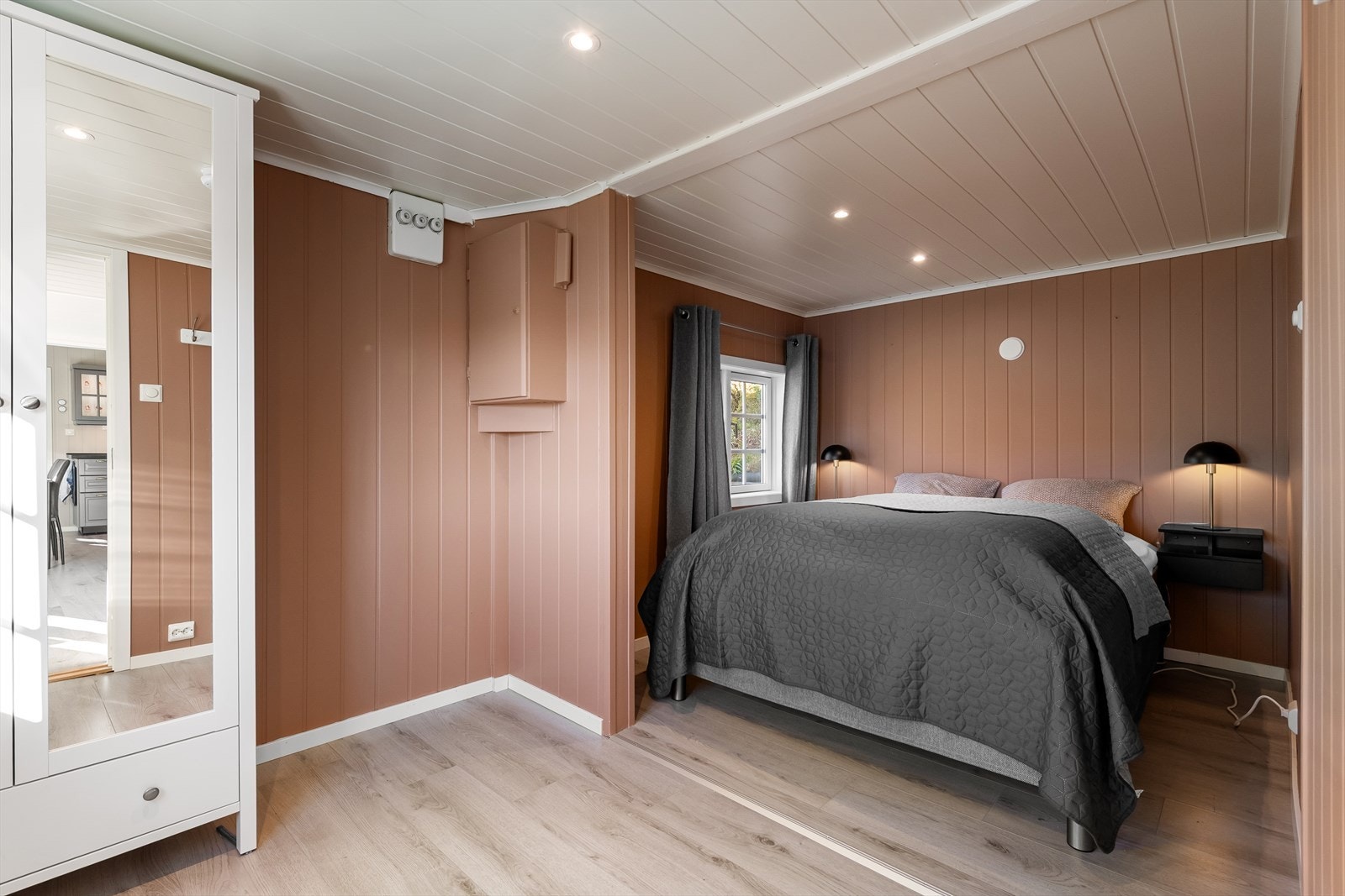 Her kan du også nytte deler av rommet som kontor eller garderobe. Galleribilde