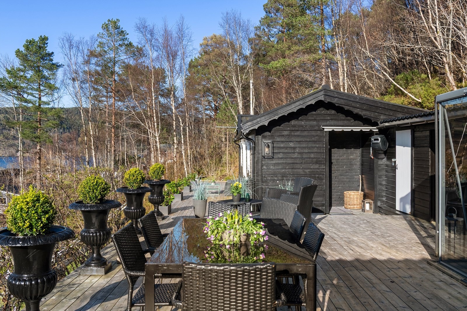 Stor treterrasse fra 2022 på ca. 50 m² mot vest med gode solforhold. Galleribilde
