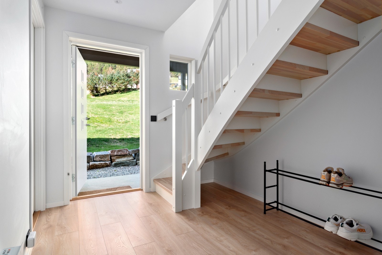 Velkommen inn. Boligen har en lys og innbydende entré - Galleribilde