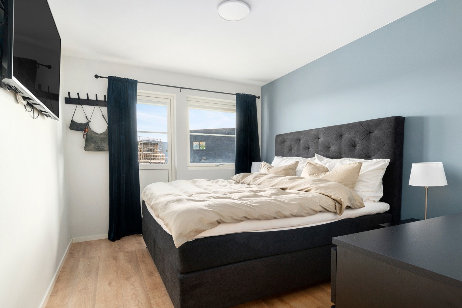 Boligens to soverom har begge tilkomst fra mellomgangen. Hovedsoverommet holder god størrelse, og har god plass til ønsket sengestørrelse. Galleribilde
