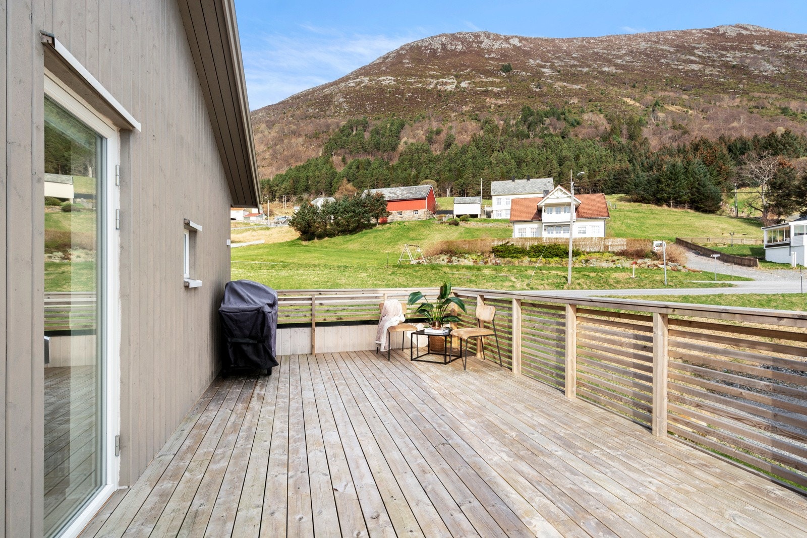 På terrassen mot øst har du solen fra tidlig morgen til godt ut på ettermiddagen, og en nydelig utsikt mot fjord og fjell. Galleribilde