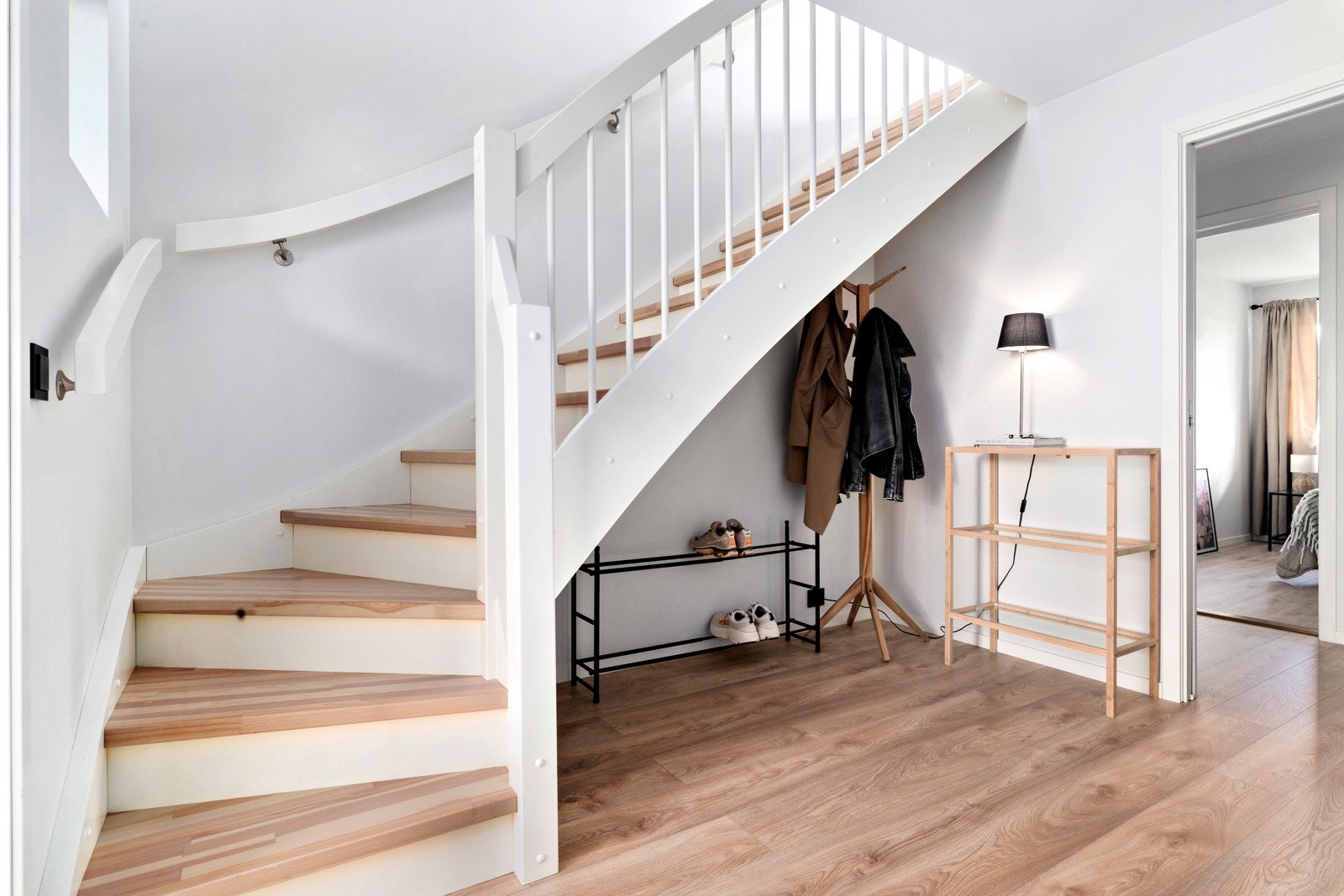 - og her er det god plass til å henge fra seg yttertøyet. Galleribilde
