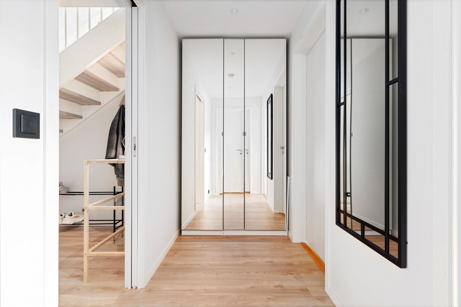 I mellomgangen er det montert garderobe med speilfronter. Galleribilde