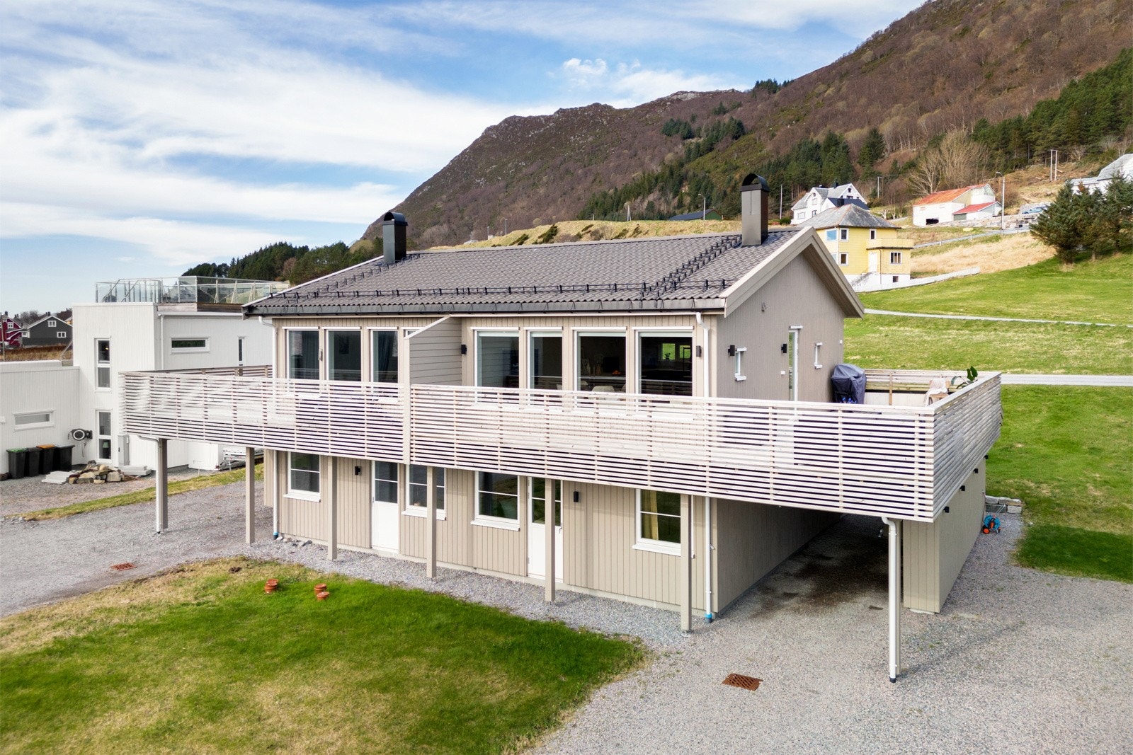 Dette er en meget tomannsbolig på Flatebøen hvor du har sol og utsikt, kort vei til det meste og gode sjanser for trivsel. Galleribilde