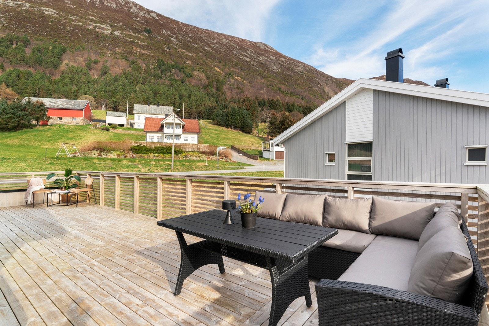 Her har man god plass til ønsket møblering, og alt ligger til rette for mange sosiale sammenkomster med både venner og familie. Galleribilde
