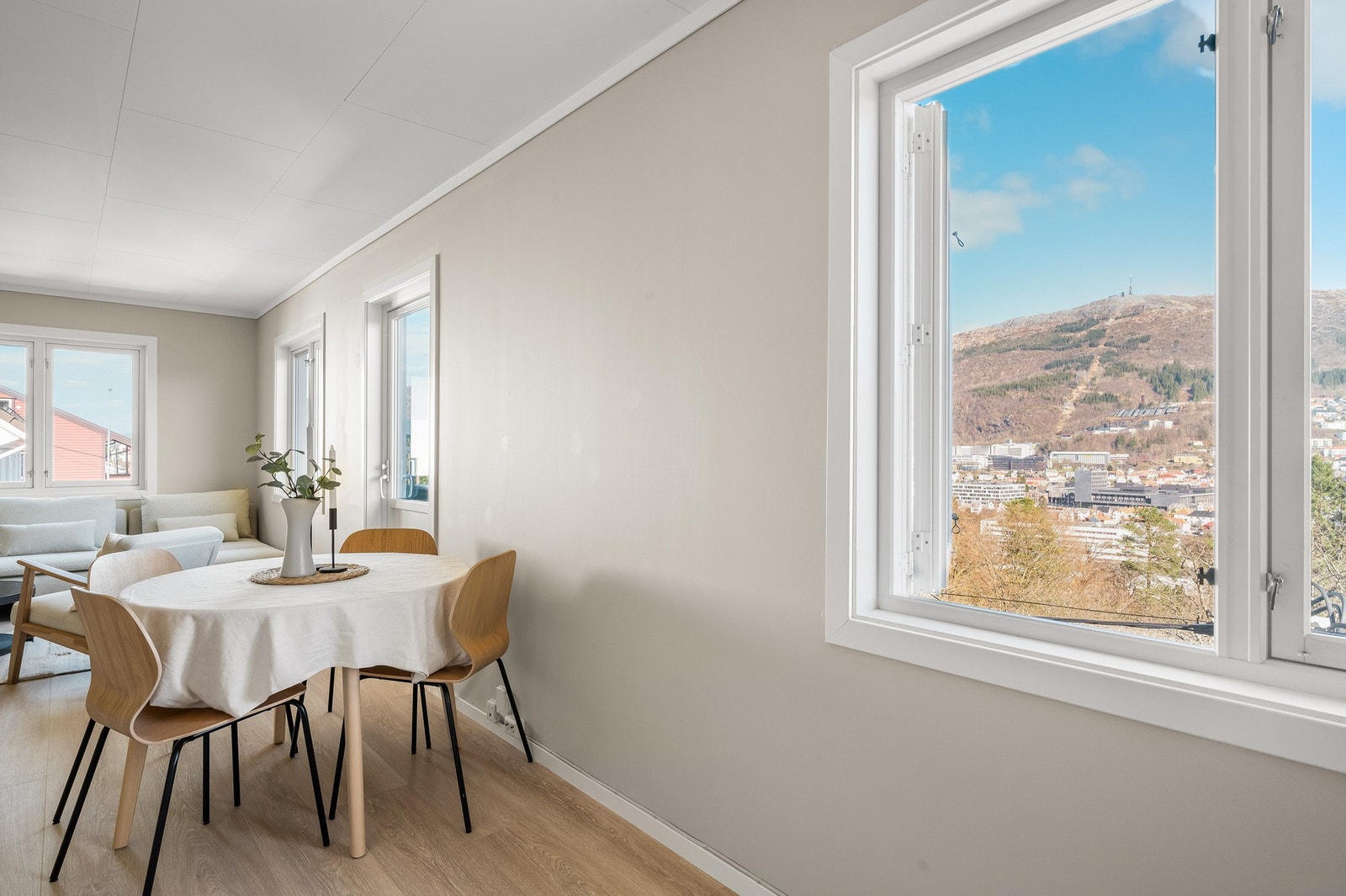 Store vindusflater sørger for rikelig med naturlig lysinnslipp, og rammer inn den flotte utsikten mot Ulriken. Galleribilde