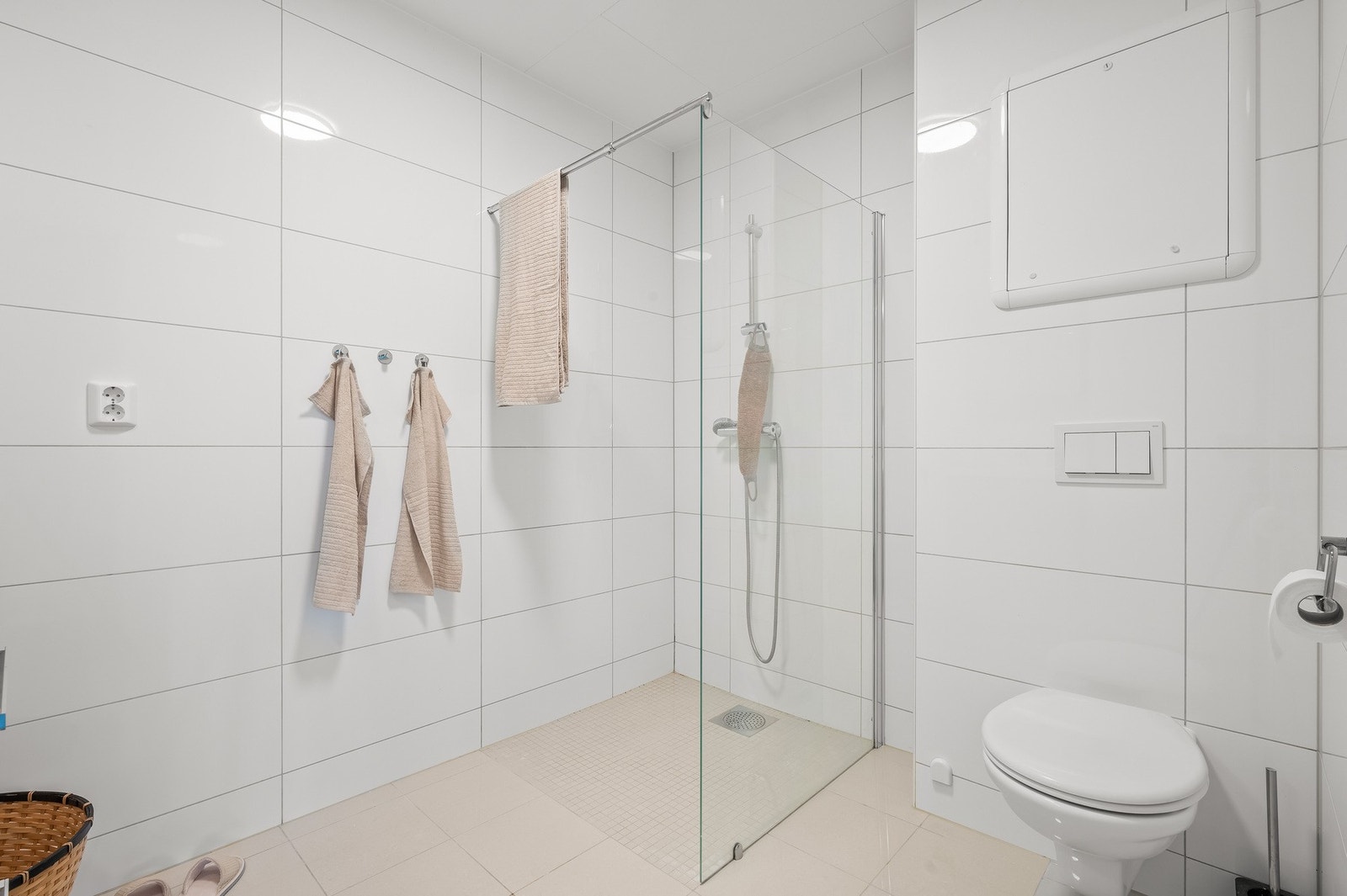 Stilrent og helfliset bad på 5,3 m². Galleribilde