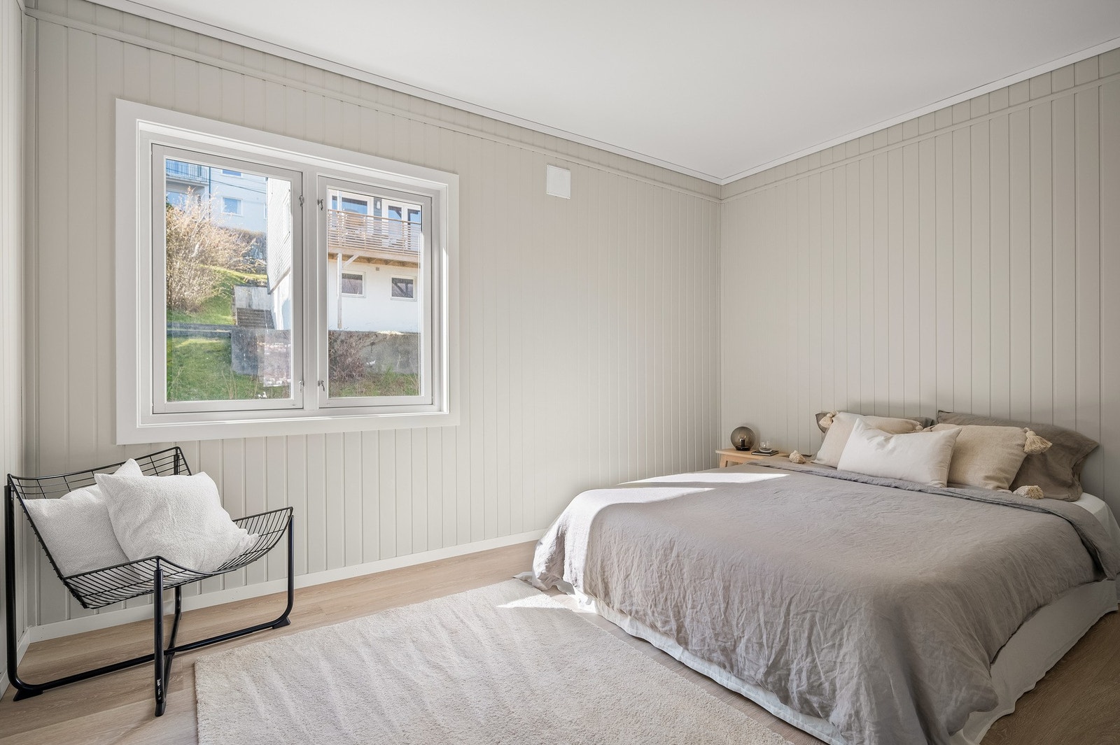 Hovedsoverom på 12,9 m², med god plass til innredning med dobbeltseng og garderobe. Galleribilde