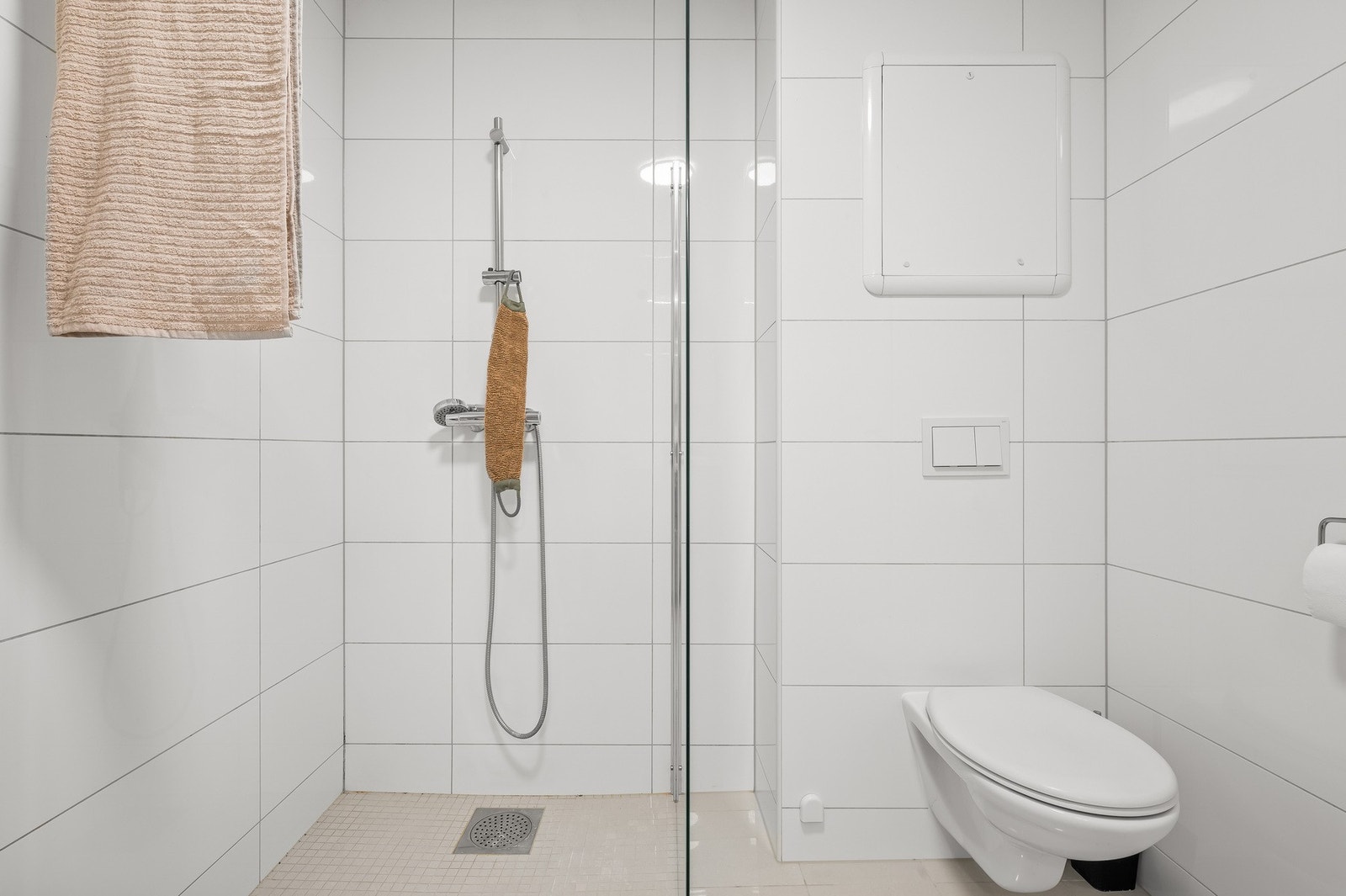 Badet ble pusset opp i 2018 og har keramiske fliser. Galleribilde