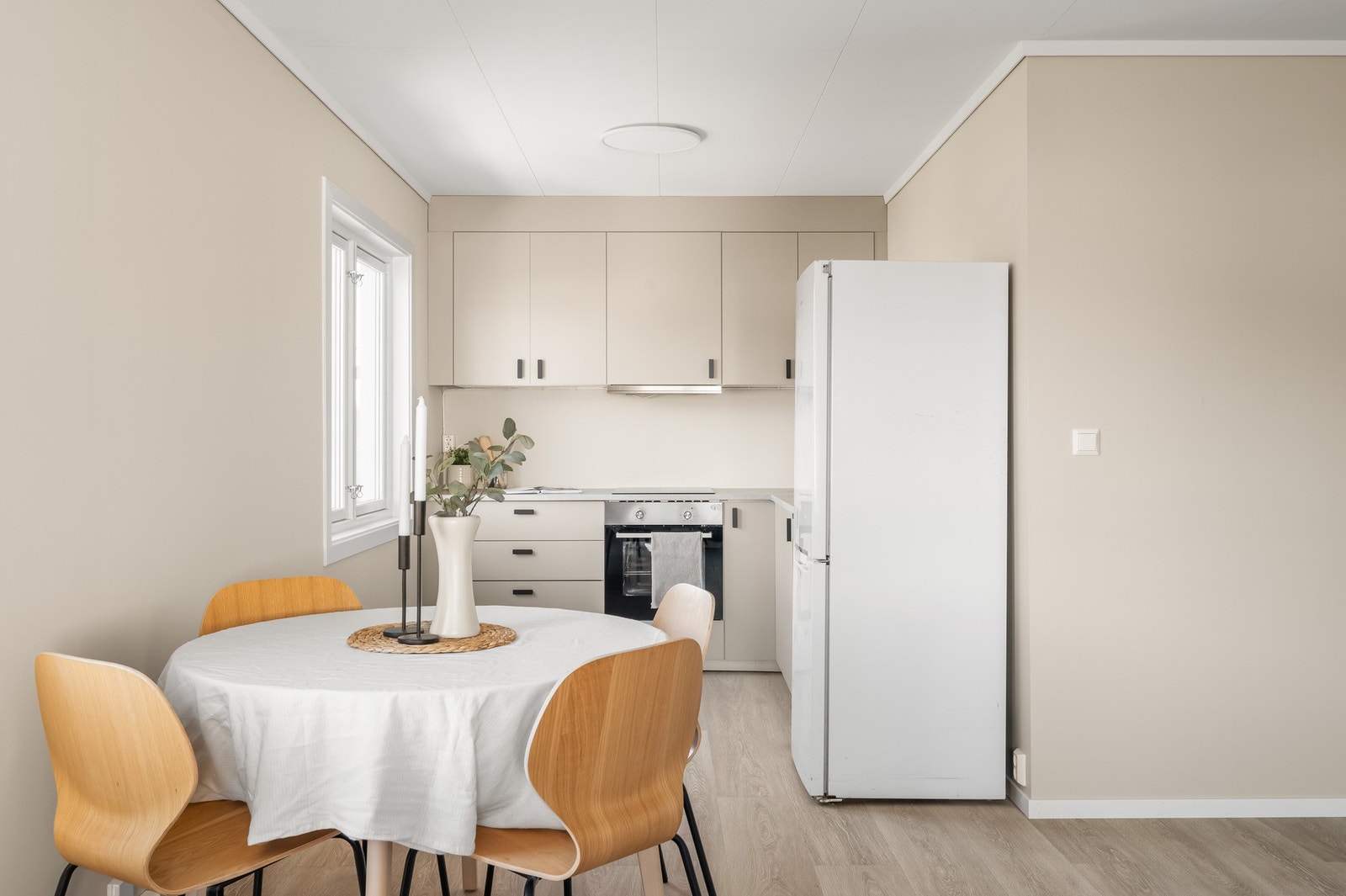 Kjøkkeninnredningen er fra 2018, med nye skapfronter fra IKEA av 2025. Galleribilde