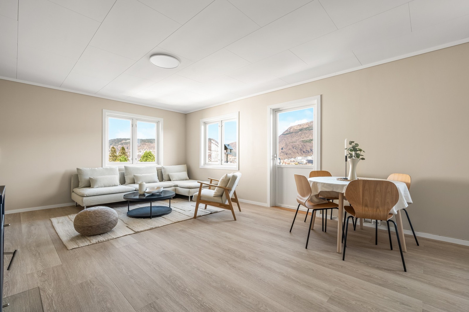Leiligheten har en åpen stue/kjøkkenløsning på hele 36,9 m². Galleribilde