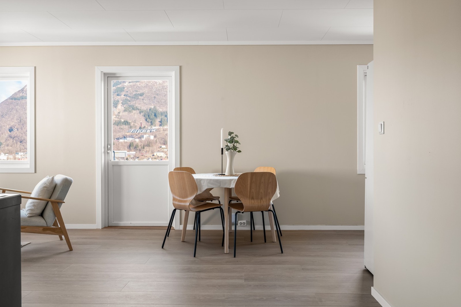 Rommet er gjort i lyse og tidsriktige farger, som gir et moderne preg. Galleribilde