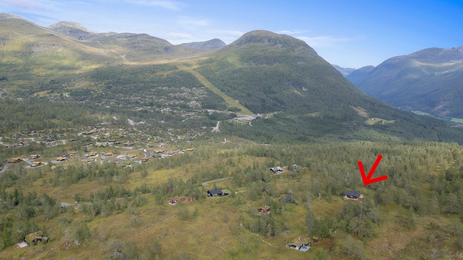 Oversiktsbilde med Hydla og Bøanedsætra i bakgrunnen Galleribilde