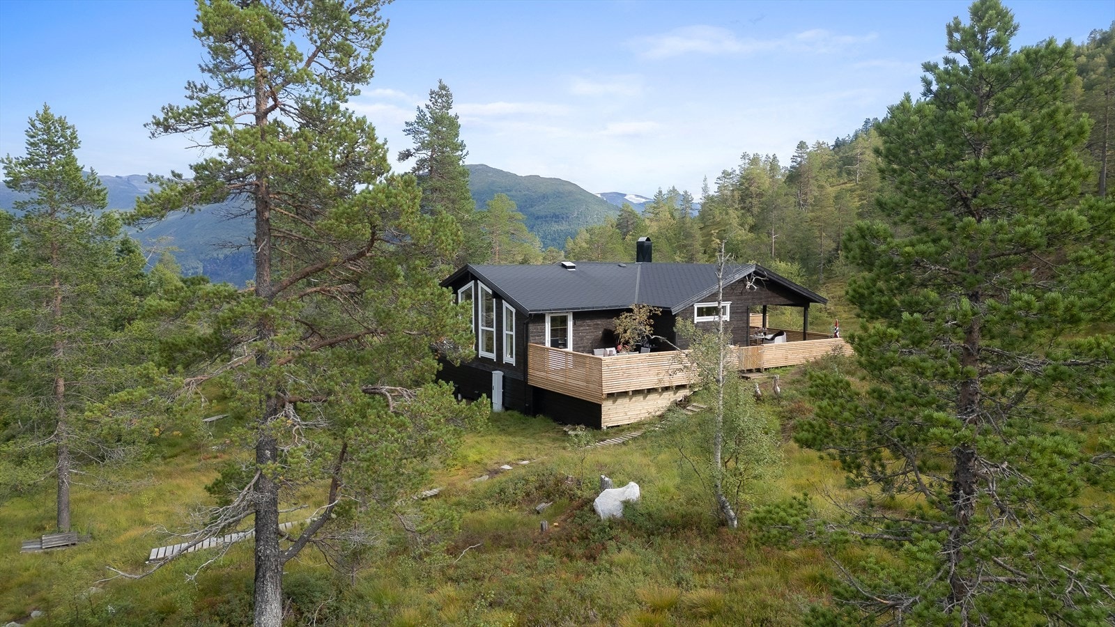 Hytta ligg i skjerma omgivelser Galleribilde