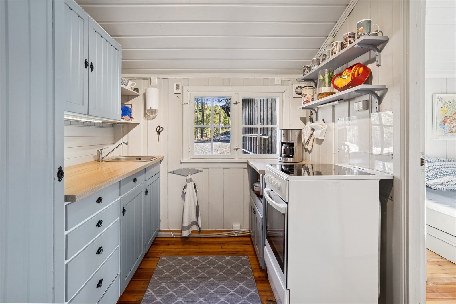 Trivelig og praktisk hyttekjøkken med innredning i malt utførelse. Galleribilde