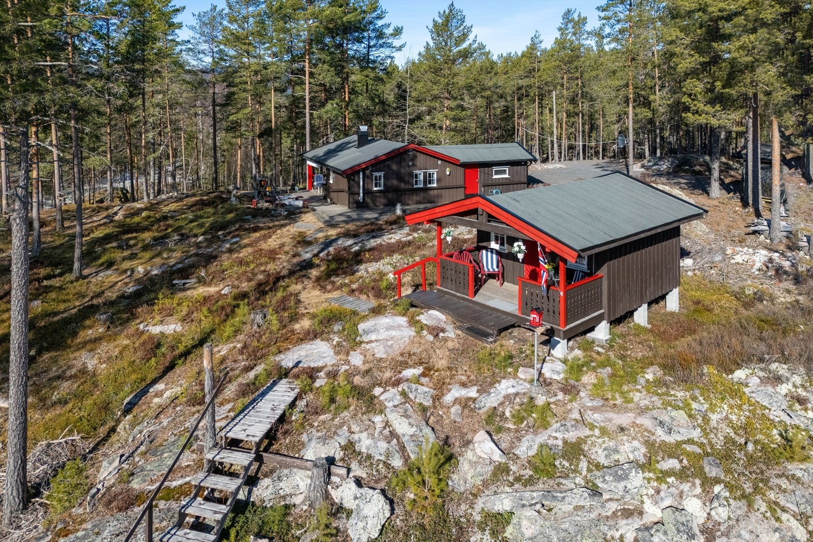 Sjarmerende hytte med tilhørende anneks, usjenert beliggenhet i skogsterreng. Galleribilde