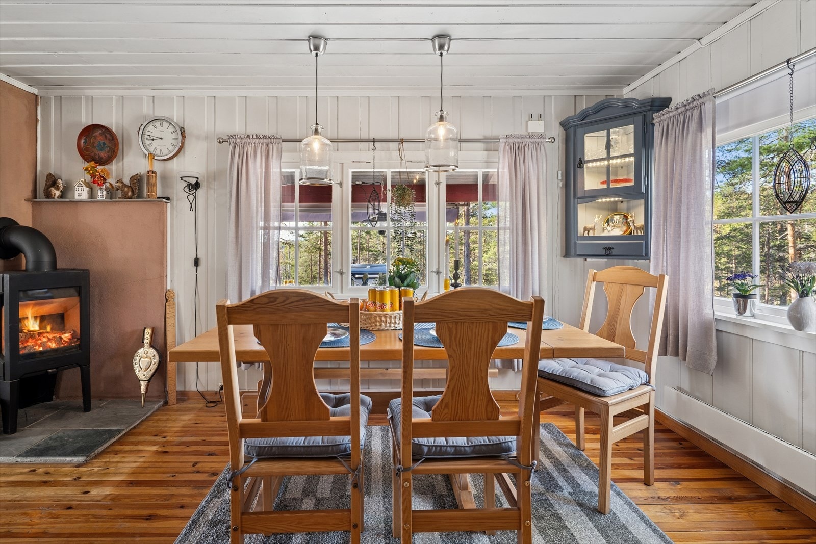 Rommet har malt panel på vegger og i himling, samt lakkerte gulvbord. Galleribilde