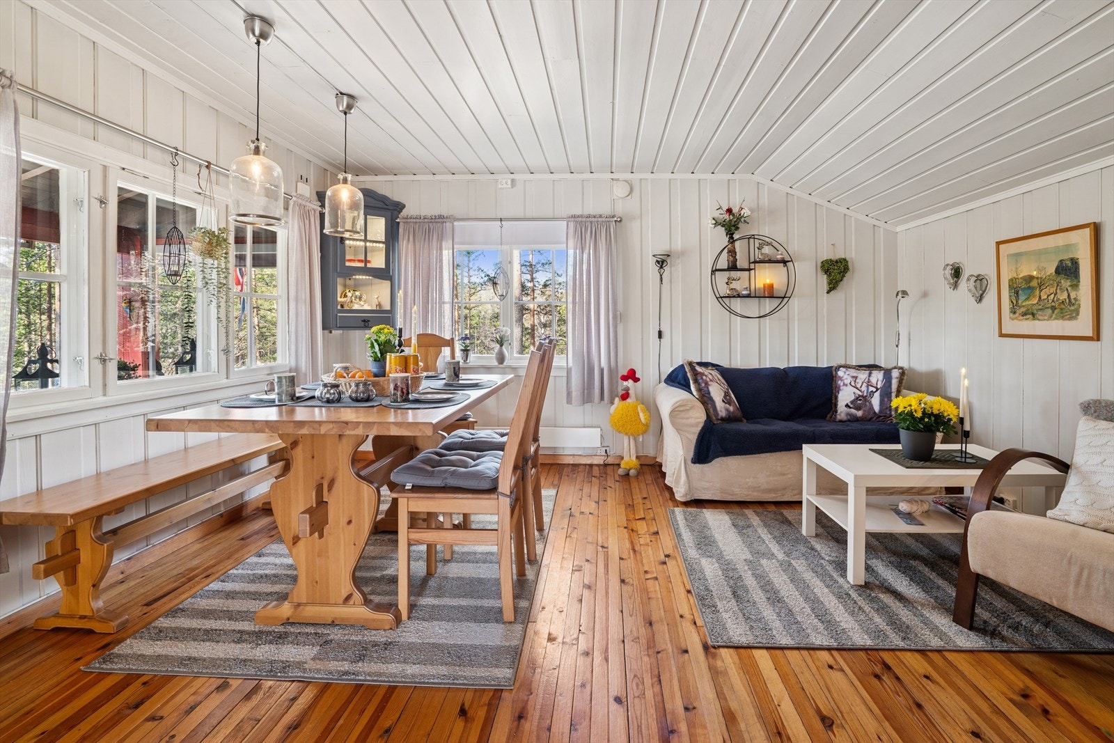 De store vinduene i stuen sørger for rikelig med naturlig lys til rommet. Galleribilde