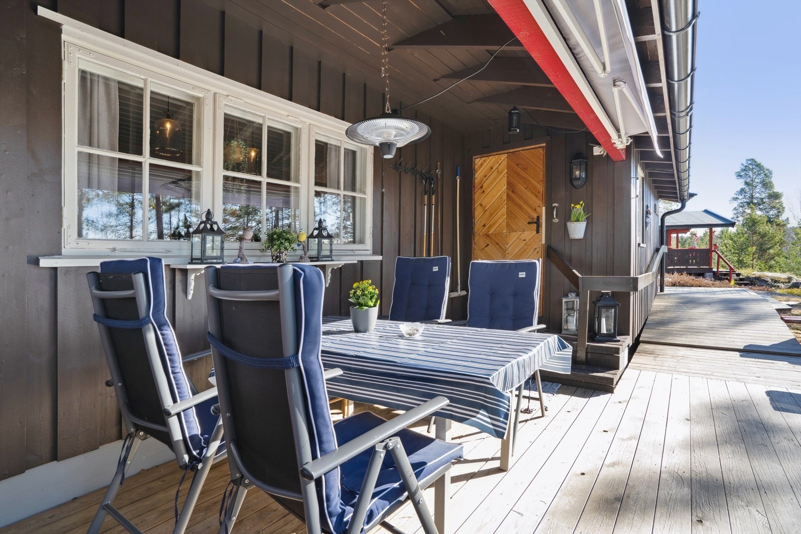 Ved inngangspartiet er det herlig, delvis overbygget uteplass på veranda. Galleribilde