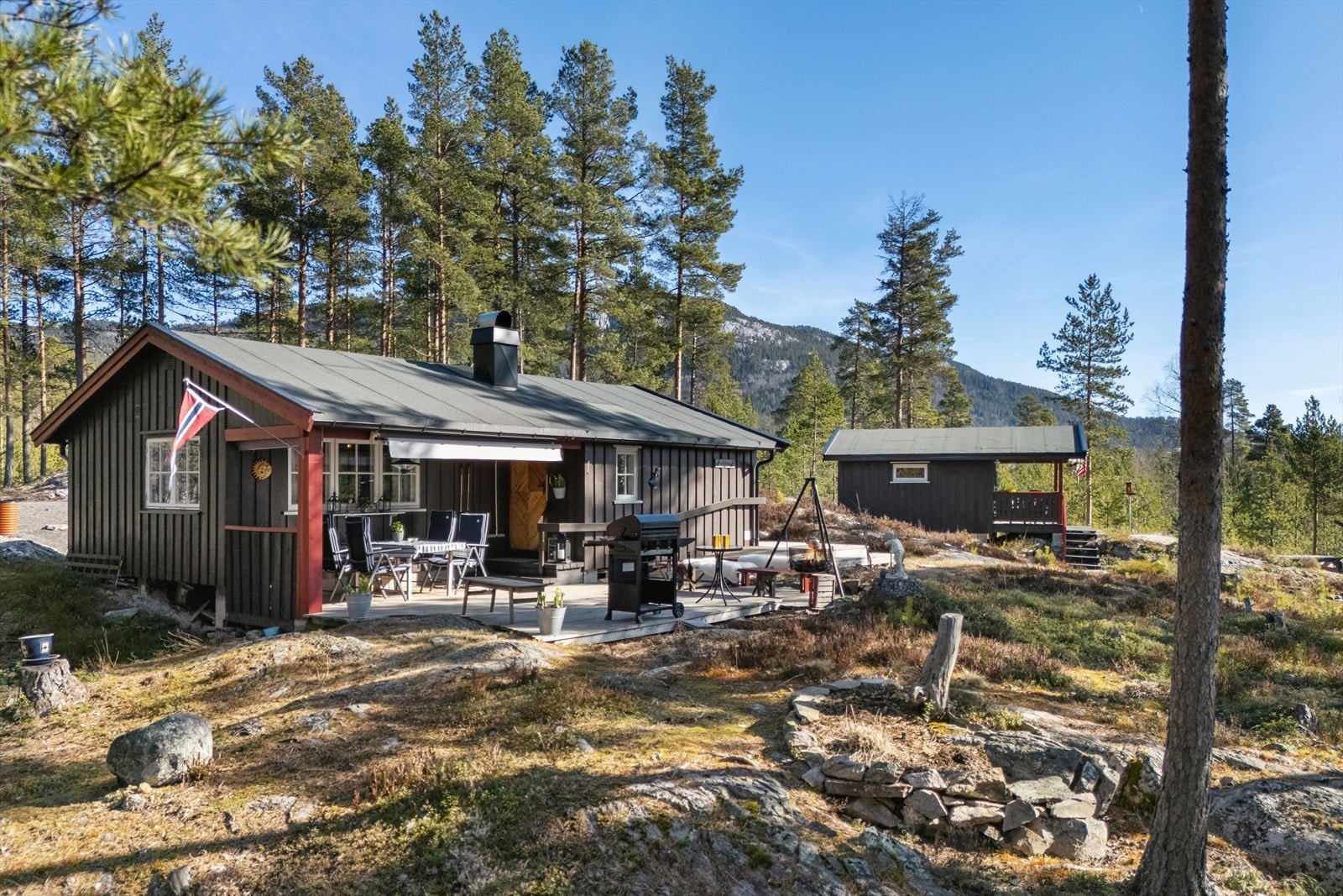 Velholdt hytte fra 1972 med fine uteplasser og flott utsikt. Galleribilde