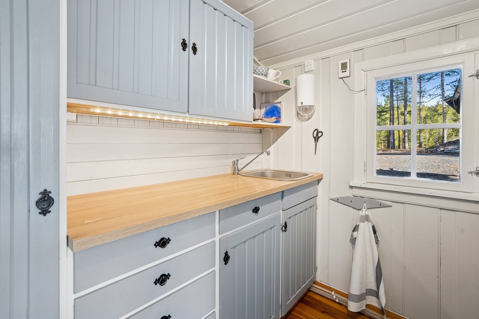 Hytta har innlagt vann fra egen borebrønn og enkelt utslipp av gråvann til terreng. Det gjøres oppmerksom på at det ikke foreligger utslippstillatelse, se mer i salgsoppgaven under punkt for vei, vann, avløp. Galleribilde