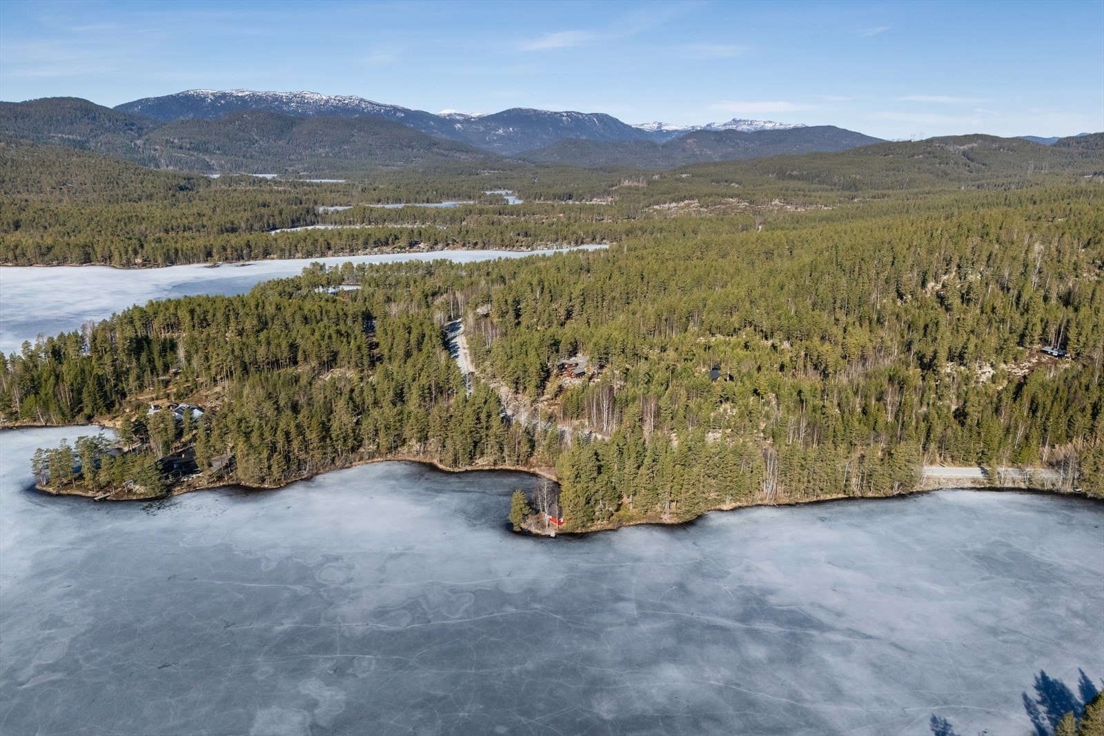 Fritidsboligen ligger usjenert til med flott utsikt over området. Det er tinglyst rett til å feste robåt ved Damvatn. Galleribilde