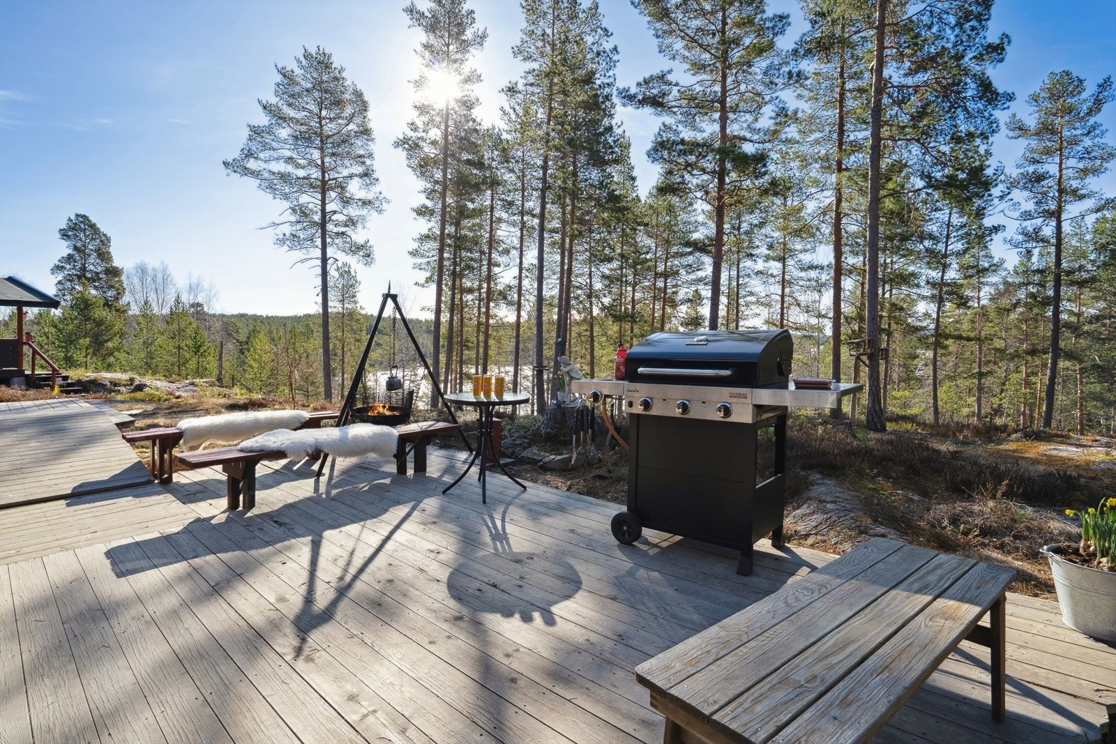 Rundt hytta er det flere trivelige uteplasser. Galleribilde