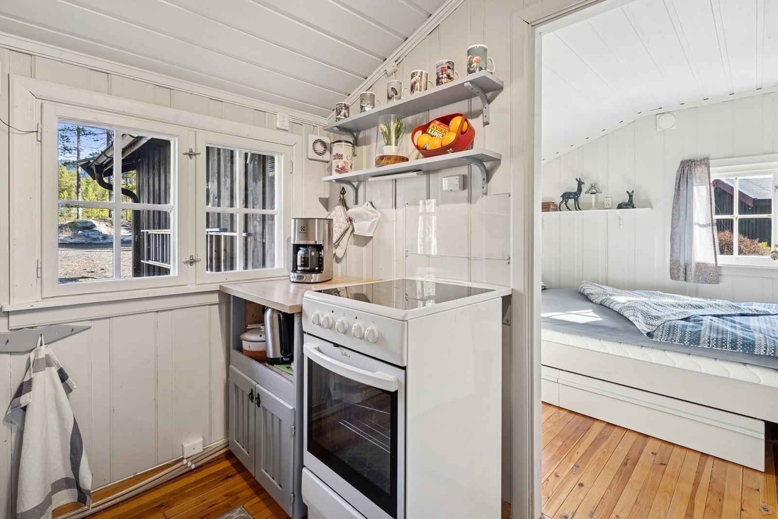 Kjøkkenet er utstyrt med kjøleskap, kjøl/fryseskap, komfyr og mikrobølgeovn. Galleribilde