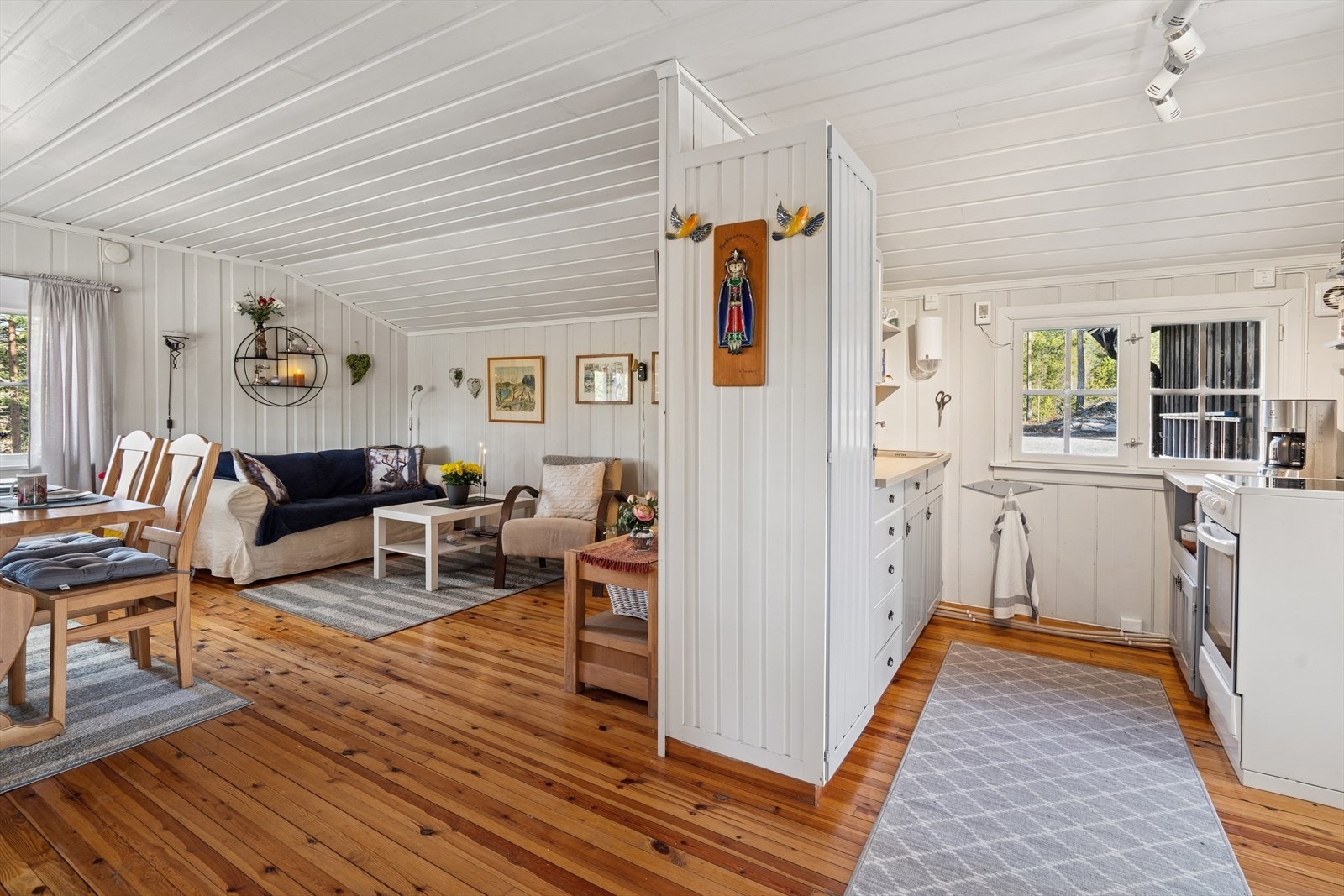 Den åpne løsningen mot stuen sørger for en sosial atmosfære. Galleribilde