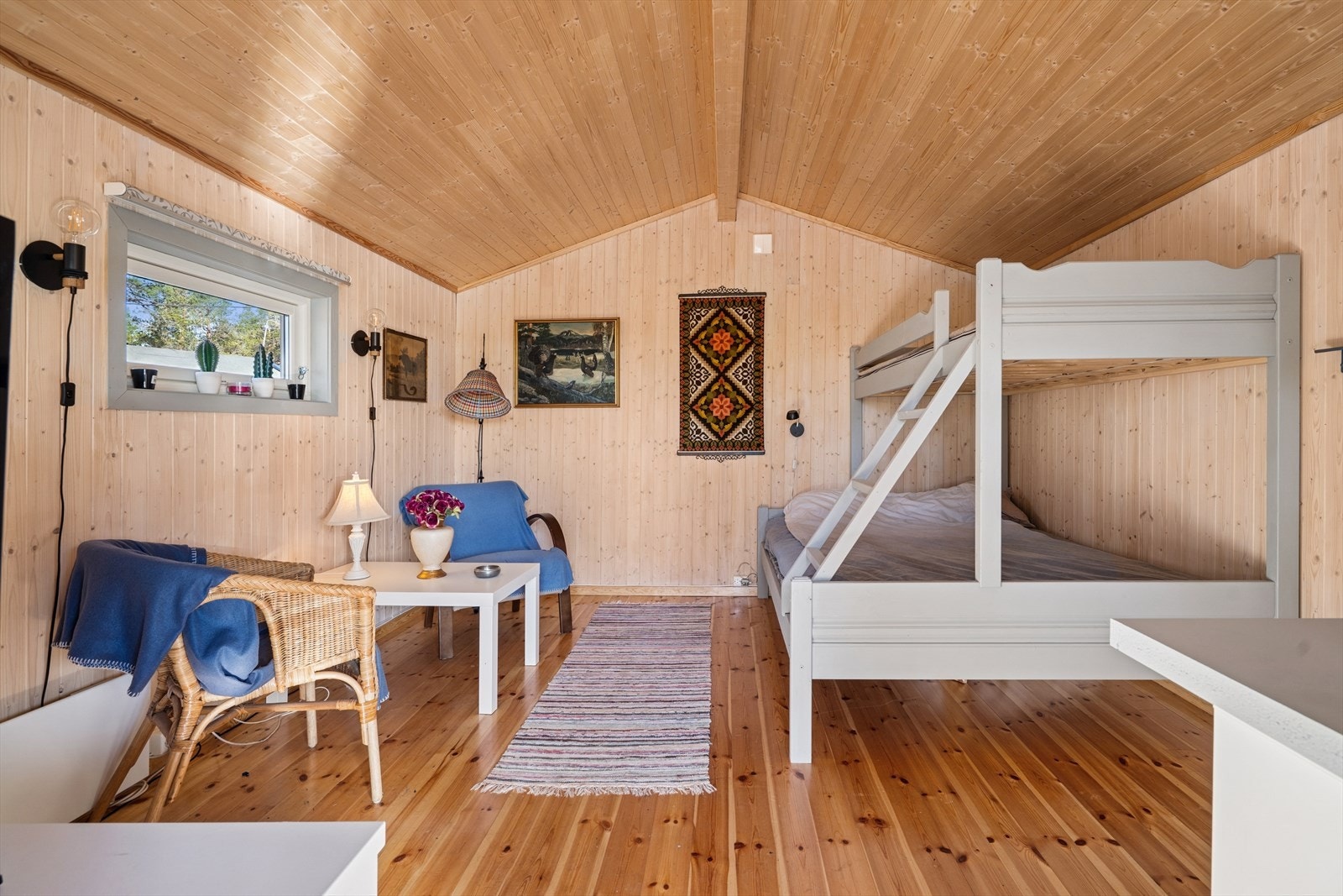 Annekset inneholder ett rom og egner seg godt som gjestestehytte med ekstra sengeplasser. Galleribilde