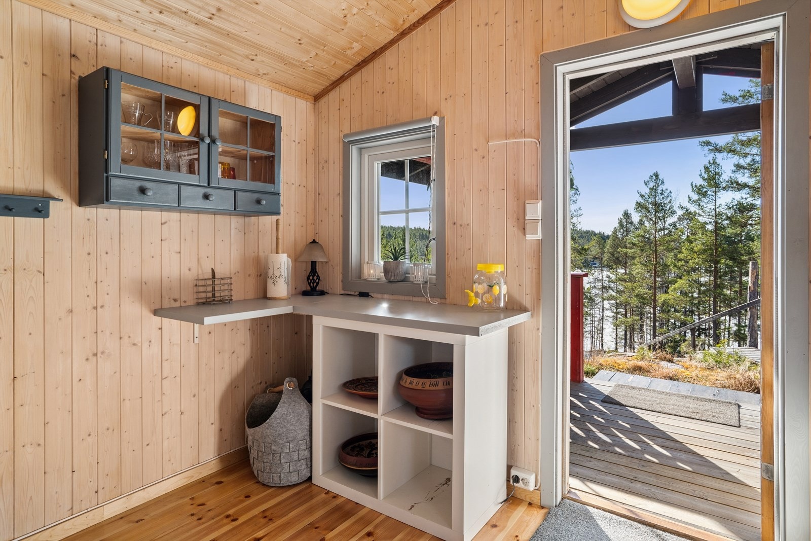 Annekset har trepanel på innvendige vegger og himling og lakkerte gulvbord. Det er innlagt strøm i annekset. Galleribilde