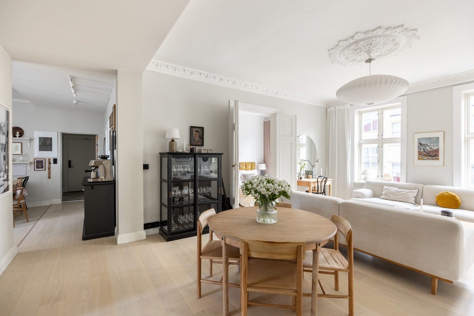 Leiligheten har store vindusflater som slipper inn mye naturlig lys. Galleribilde