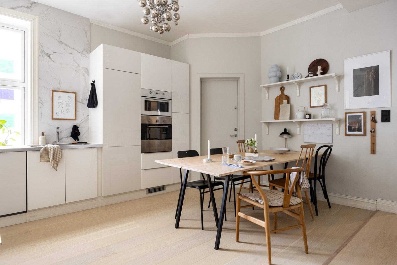 Moderne kjøkkenløsning fra omkring 2015 med glatte fronter i hvit høyglans utførelse. Galleribilde