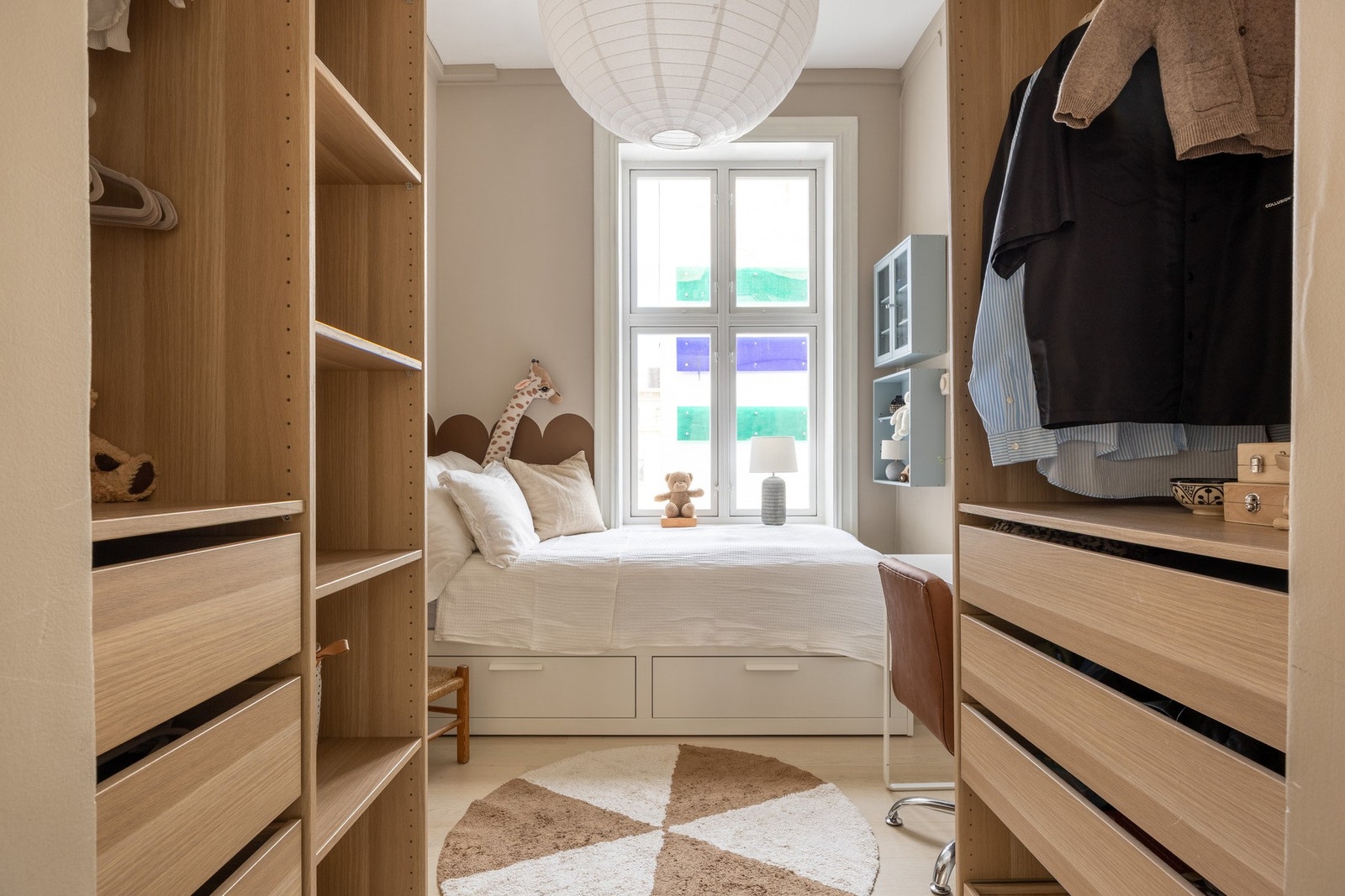 Leilighetens andre soverom med innredet garderobeløsning. Galleribilde