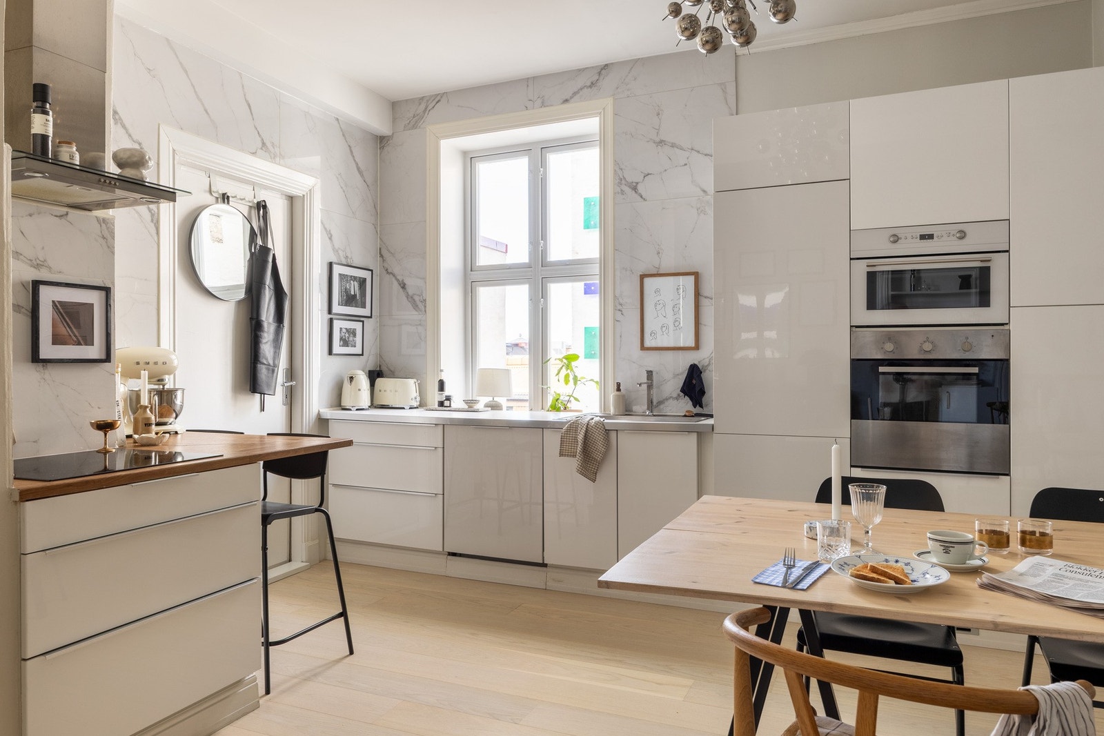 Stort og romslig kjøkken med plass til et stort spisebord som rommer mange. Galleribilde