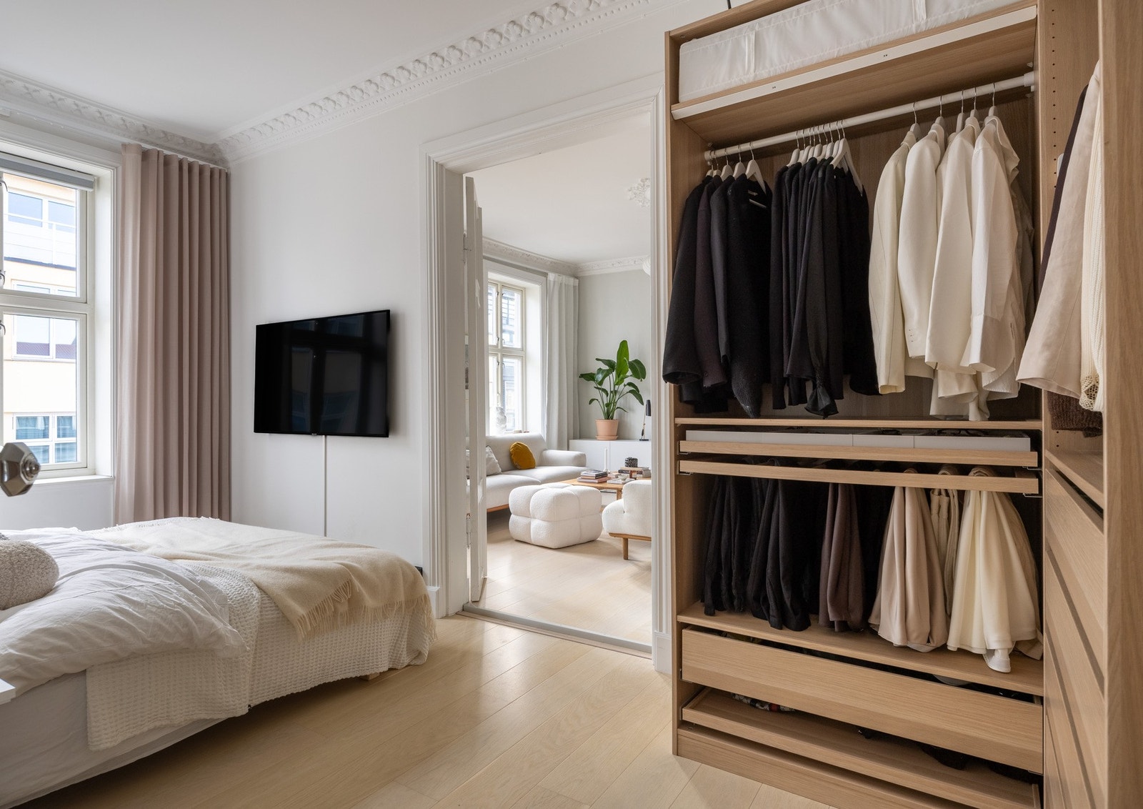 Rikelig med oppbevaringsmuligheter på hovedsoverom- Galleribilde