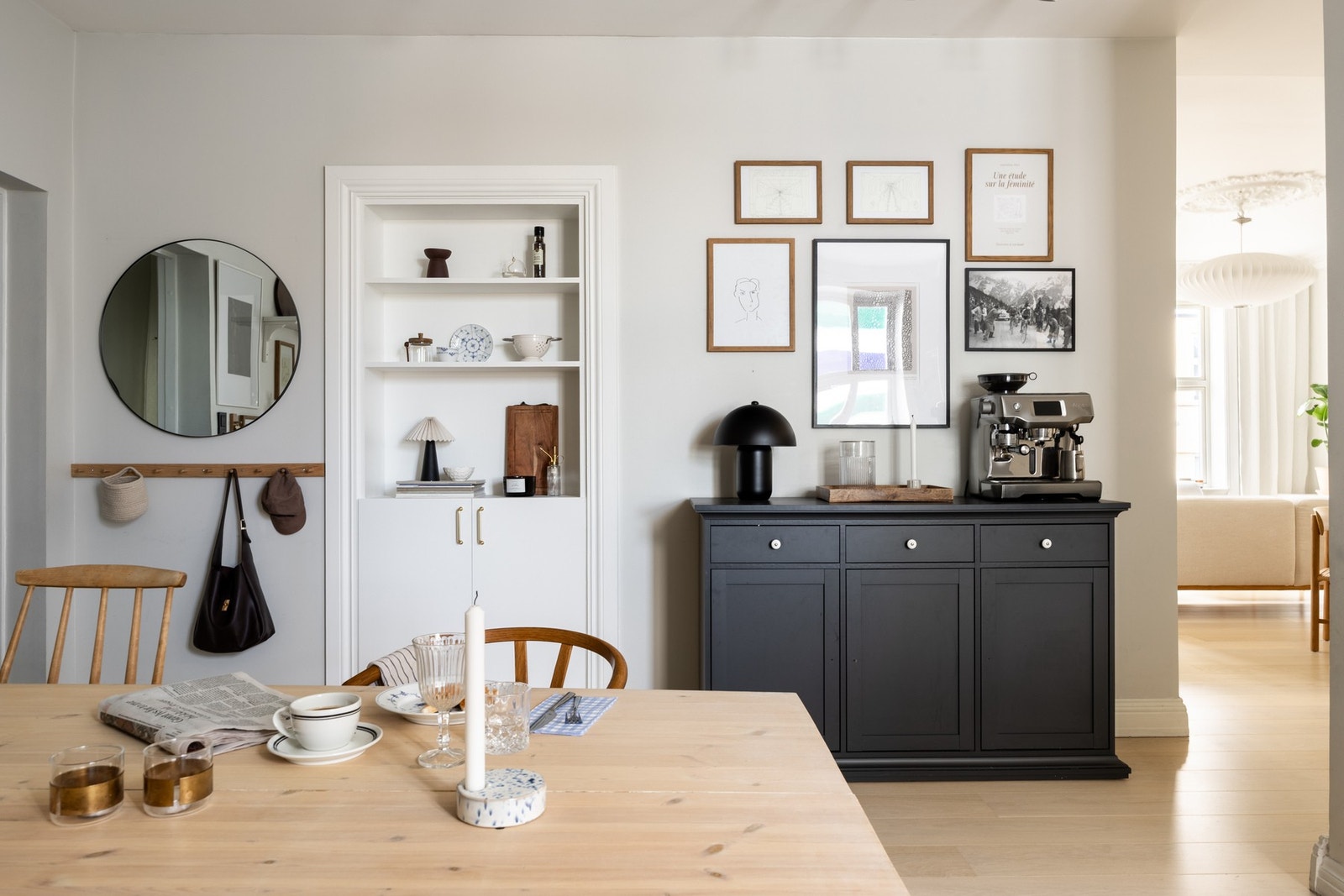 Nylig plassbygget hylle i opprinnelig døråpning i 2025. Galleribilde