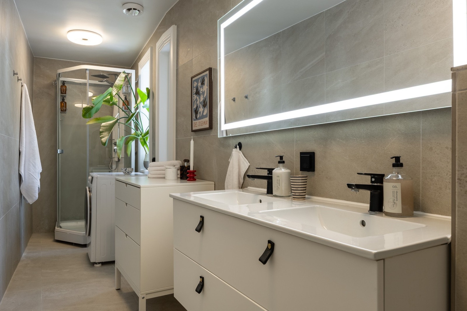 Lagt fliser over eksisterende og montert nye innredninger og sanitærutstyr i 2020. Galleribilde