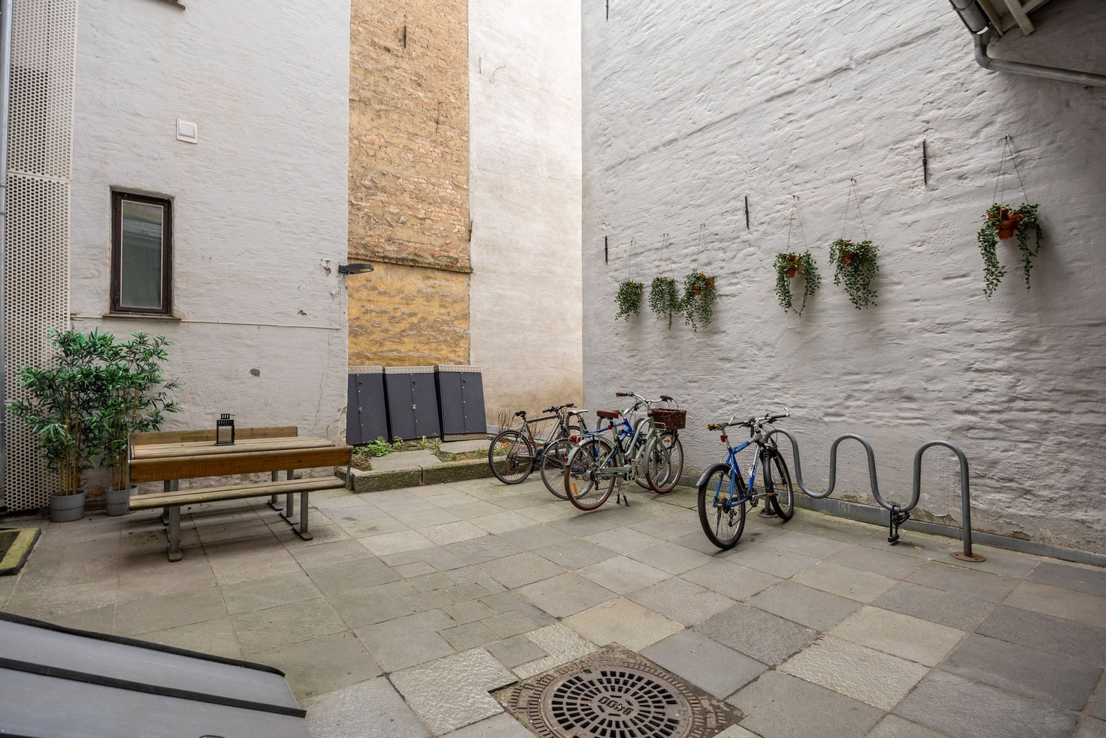 Praktisk med barnevognbokser og stativ for sykkelparkering i felles bakgård. Galleribilde