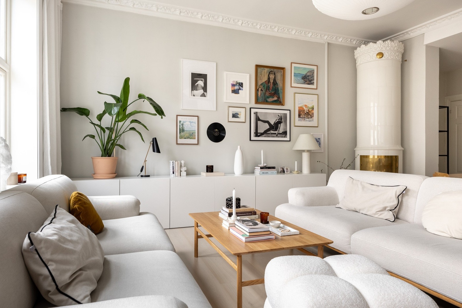 Unik kakkelovn i stue fra 2022. Galleribilde