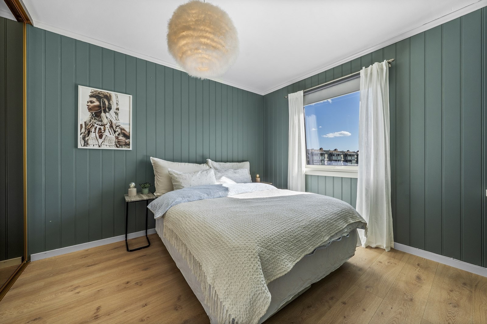 Hovedsoverommet har god plass til dobbeltseng, nattbord og annet soveromsmøblement Galleribilde