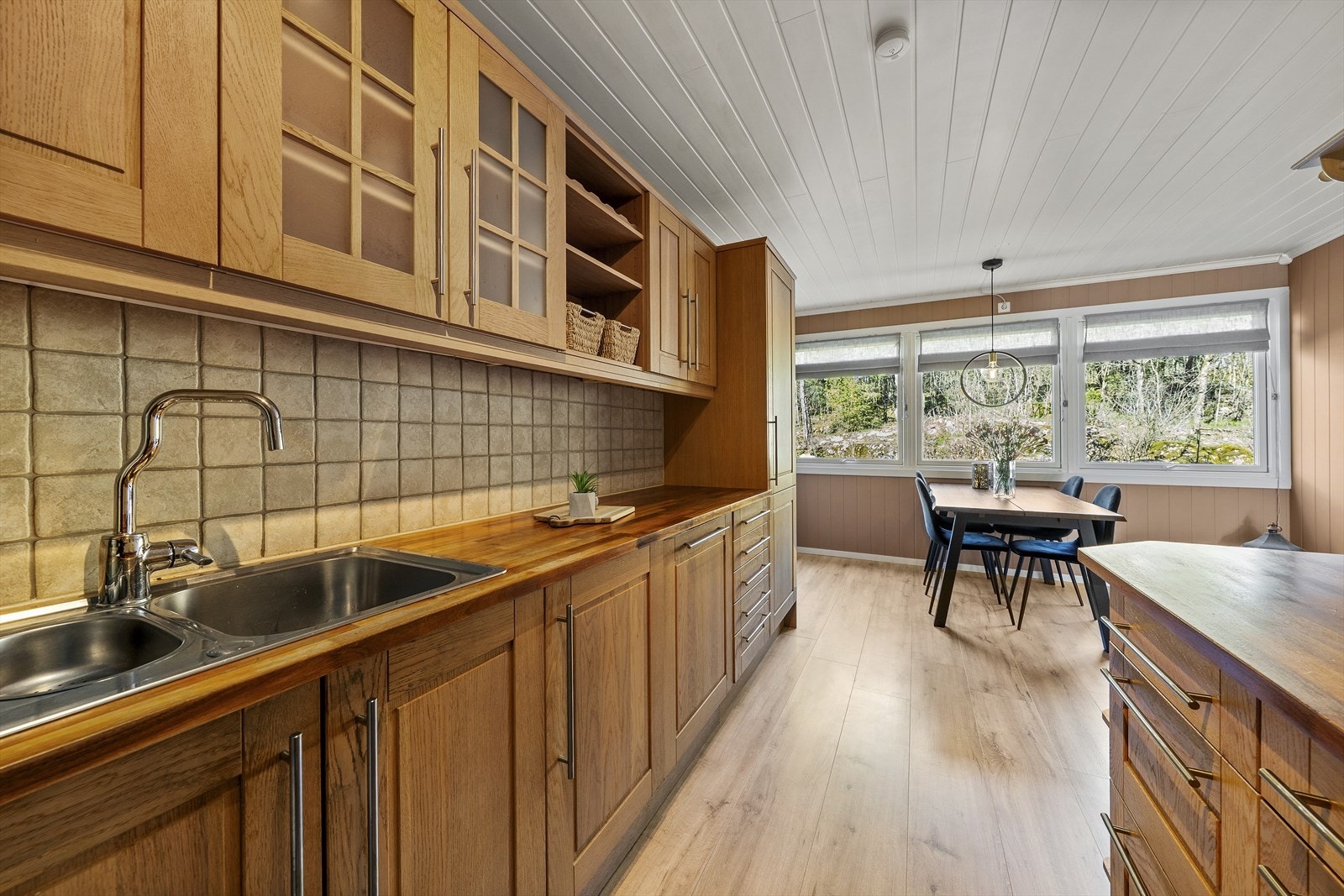 Integrerte kjøleskap og oppvaskmaskin medfølger i salget Galleribilde