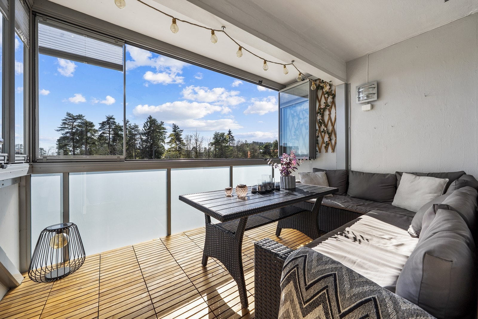 Innglasset balkong med god plass til sofagruppe Galleribilde