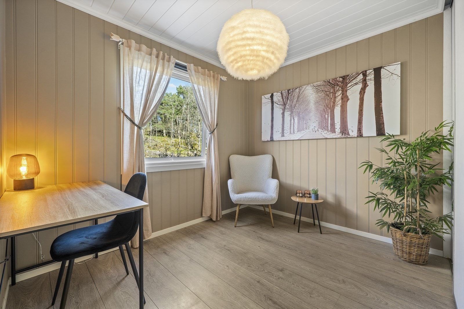 Soverom 2 er også av god størrelse med plass til dobbeltseng, nattbord og skyvedørsgarderobe Galleribilde