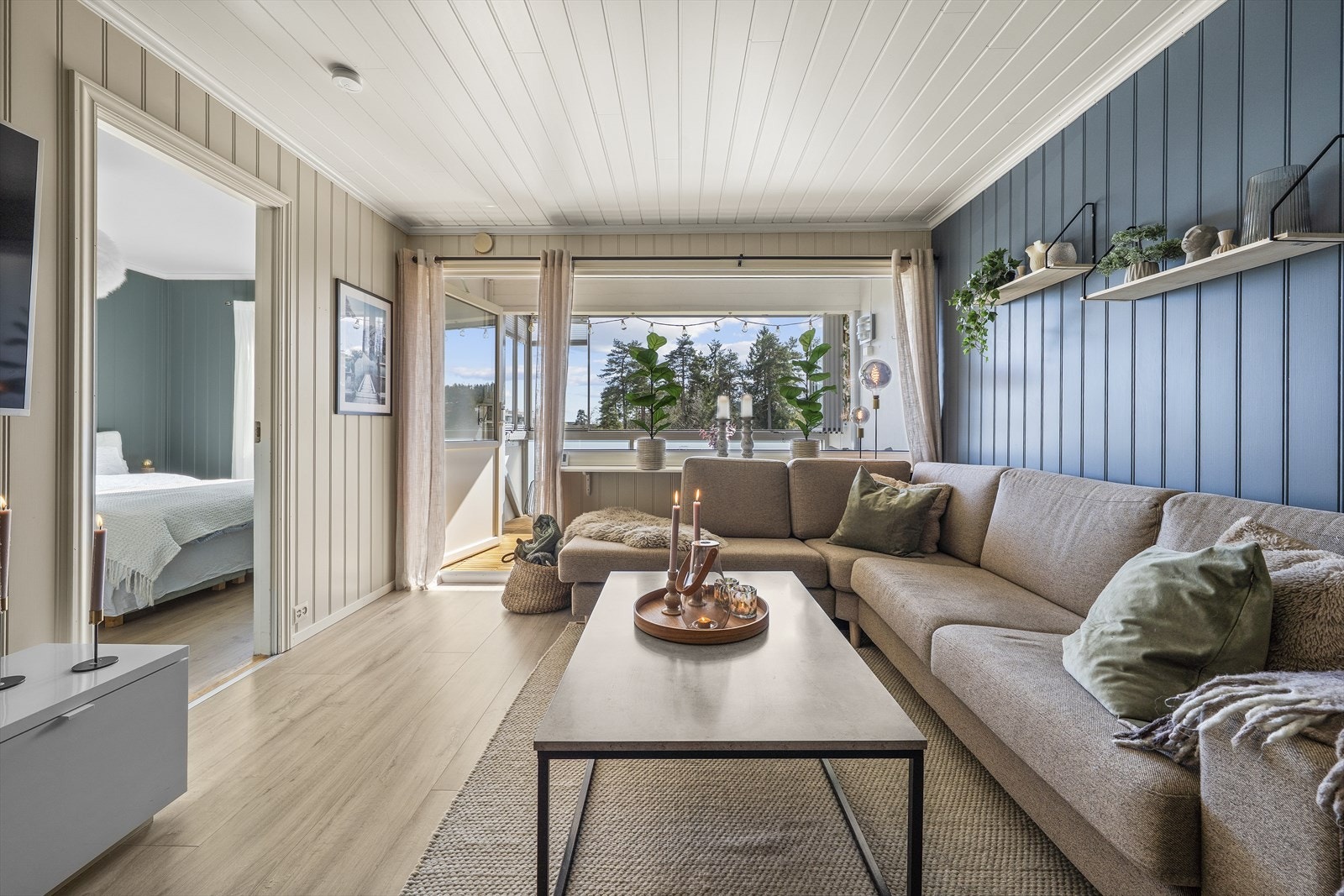 Utgang til innglasset og solrik balkong. Bra med vinduer som gir rommet godt med naturlig dagslys. Galleribilde