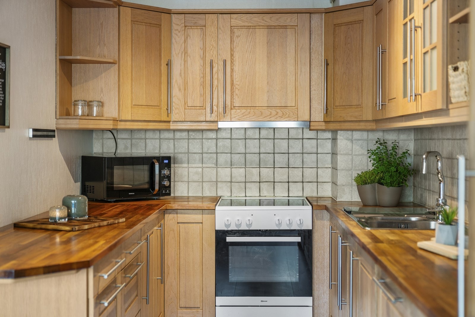 Bra med skapplass samt arbeidsplass på kjøkkenbenken. Galleribilde